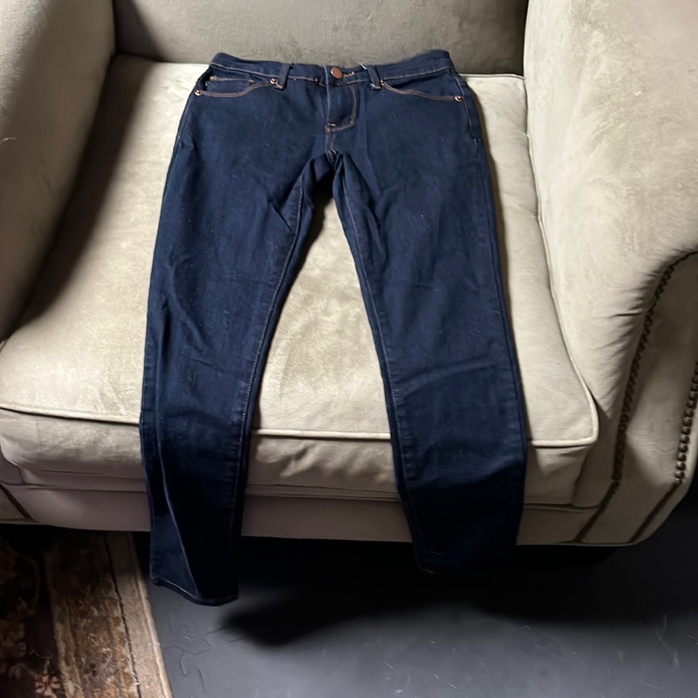 I have a black comfortable pair of jeans that fit comfortably around the bum!!